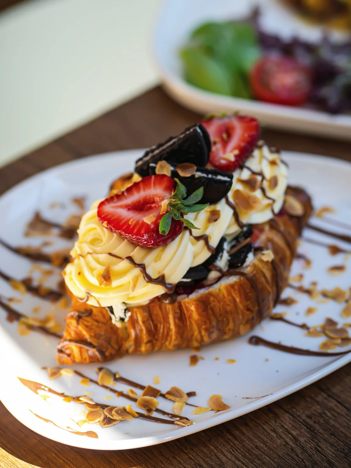 Le Petit Moulin'in çilekli oreolu kruvasanı: pastacı kreması, Oreo bisküvi, çilek ve çikolata sosuyla tabakta